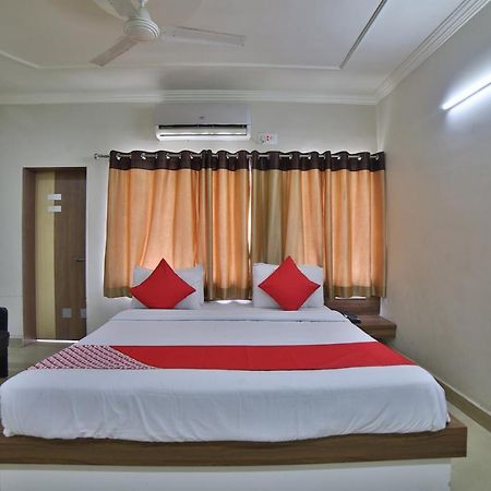 Jāmnagar Oyo 41929 Hotel Loyal Residency المظهر الخارجي الصورة