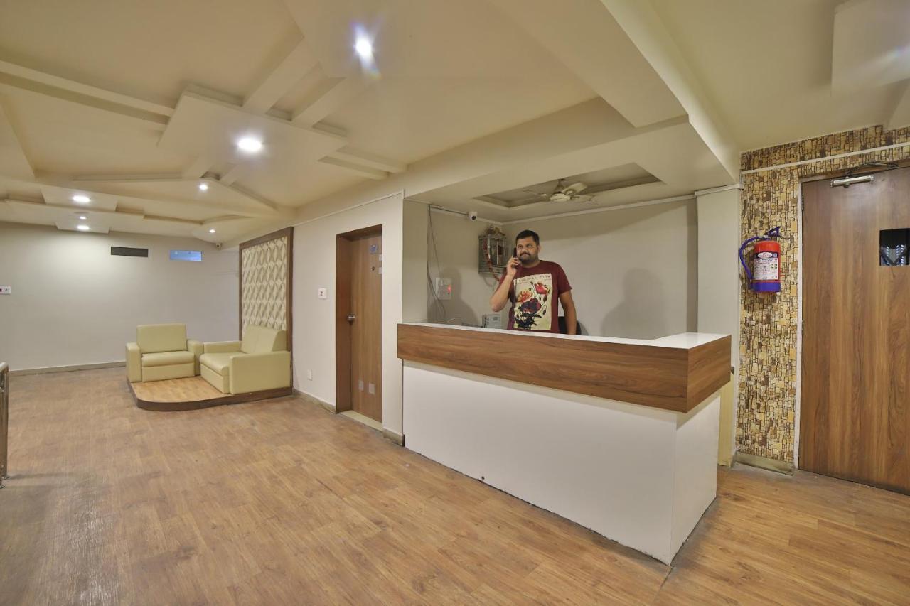 Jāmnagar Oyo 41929 Hotel Loyal Residency المظهر الخارجي الصورة
